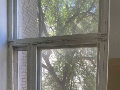 В саратовской школе на второклассника рухнула оконная рама