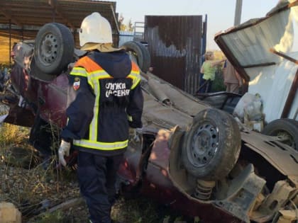 Автомобиль въехал во двор частного дома. Пострадали двое взрослых и ребенок