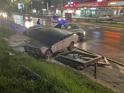 В Солнечном "шестерка" снесла остановку. Пострадали пешеходы