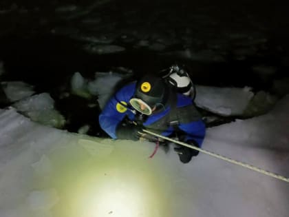 На Волге в Саратове под лед провалилась "Нива". Водолазы ищут тело мужчины