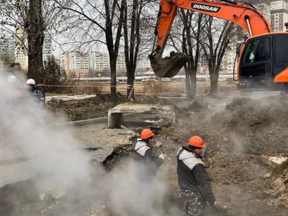 В Саратове из-за порыва на теплотрассе разорвало асфальт и повредило авто