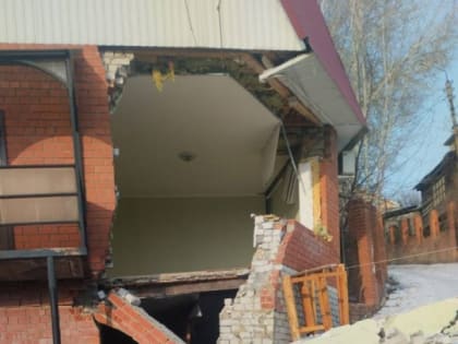 Оползень в Саратове. Здание турбазы рушится, дачникам сообщили о риске ЧС