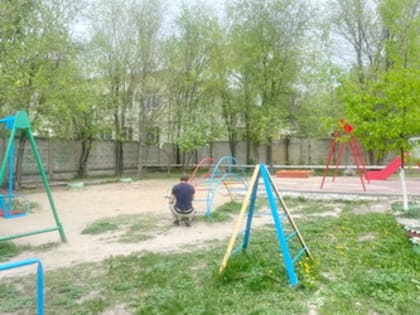 Алексей Сидоров помог благоустроить детскую площадку