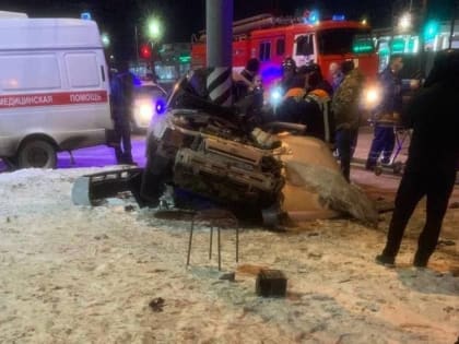 Водители разбили два "ВАЗа" об столбы и попали в больницы