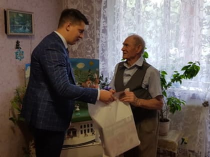 Александр Бондаренко поздравил жителя Ленинского района с юбилеем