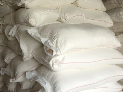 По пути на базу саратовец продал полтонны сахара из грузовика