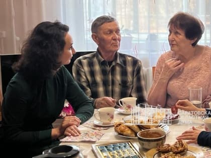 Татьяна Ерохина вручила медаль «За любовь и верность» супругам из Хвалынска