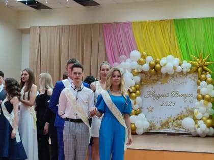 В школах Петровска начались выпускные вечера одиннадцатиклассников