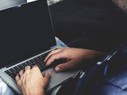 Билеты на концерт и деньги в долг. Саратовцы продолжают верить мошенникам