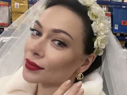 Саратовская актриса похвасталась обручальным кольцом со «стеклянтом»