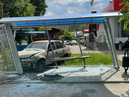 На Буровой водитель "Дэу" разнес остановочный павильон. Есть пострадавшие