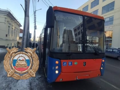 В центре Саратова водитель автобуса уронил пенсионерку