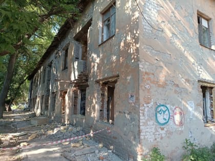 "Может произойти непоправимое". Саратовцы просят снести аварийный дом