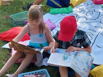 В Центральном сквере для мальчишек и девчонок библиотеки МУК «РМЦБ» организовали Арт – площадку «Творческая мастерская»