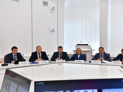 Губернатор Роман Бусаргин провел постоянно действующее совещание с зампредами и министрами Правительства области