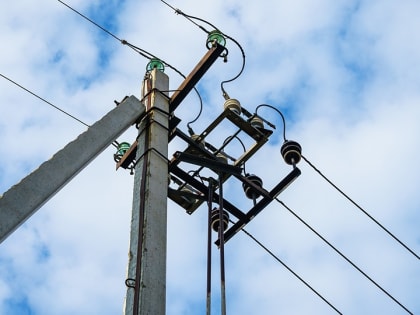 "Гранта" протаранила столб на обочине дороги. Водитель в больнице