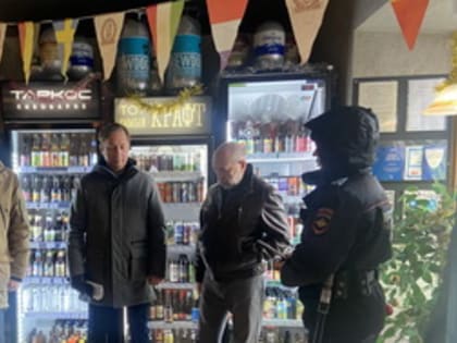 Виктор Марков и Александр Ащеулов провели мониторинг объекта торговли Волжского района, реализующего алкогольную продукцию