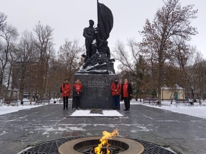 КРАСНАЯ КОМСОМОЛЬСКАЯ КАРУСЕЛЬ