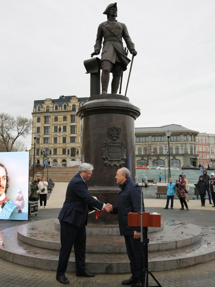 В каком городе открыли памятник. Памятник Петру 1 в Саратове. Площадь Петра 1 Саратов. Памятник Петру 1 в Саратове на набережной. Памятник Петру 1 в Саратове на набережной Космонавтов.