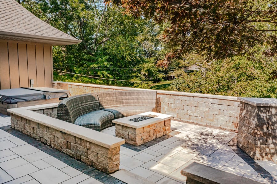 Seating wall with stone veneer cladding