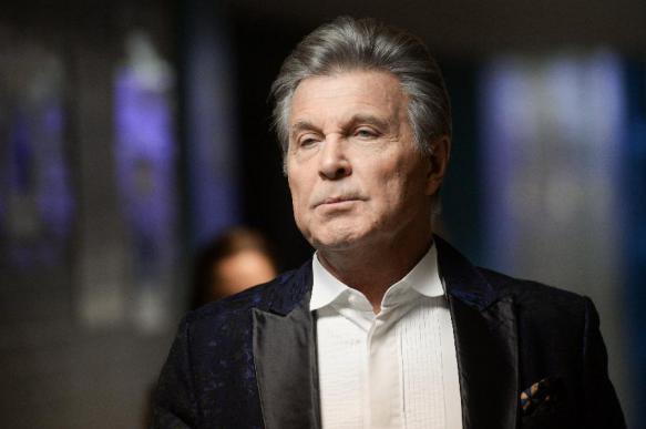 Лев Лещенко чувствует себя хорошо и продолжает лечение