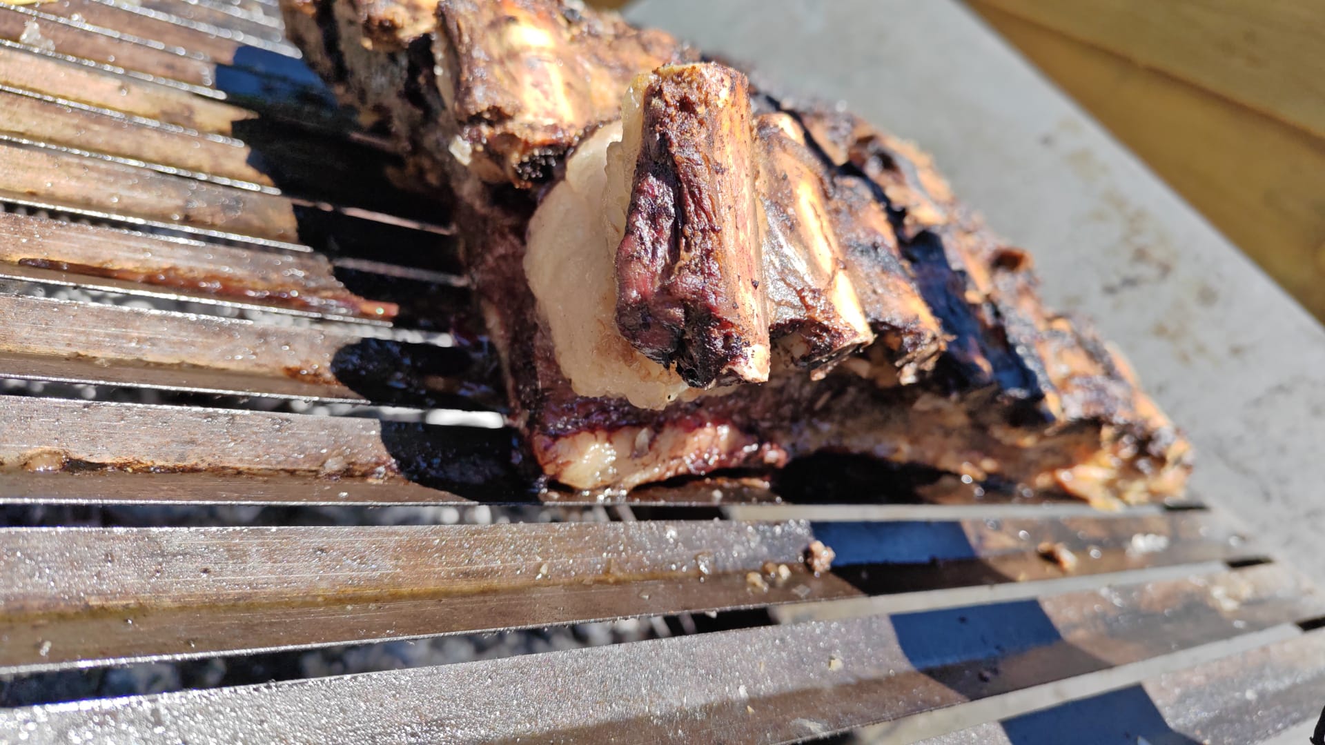 Costillar a la brasa preparado por Martin