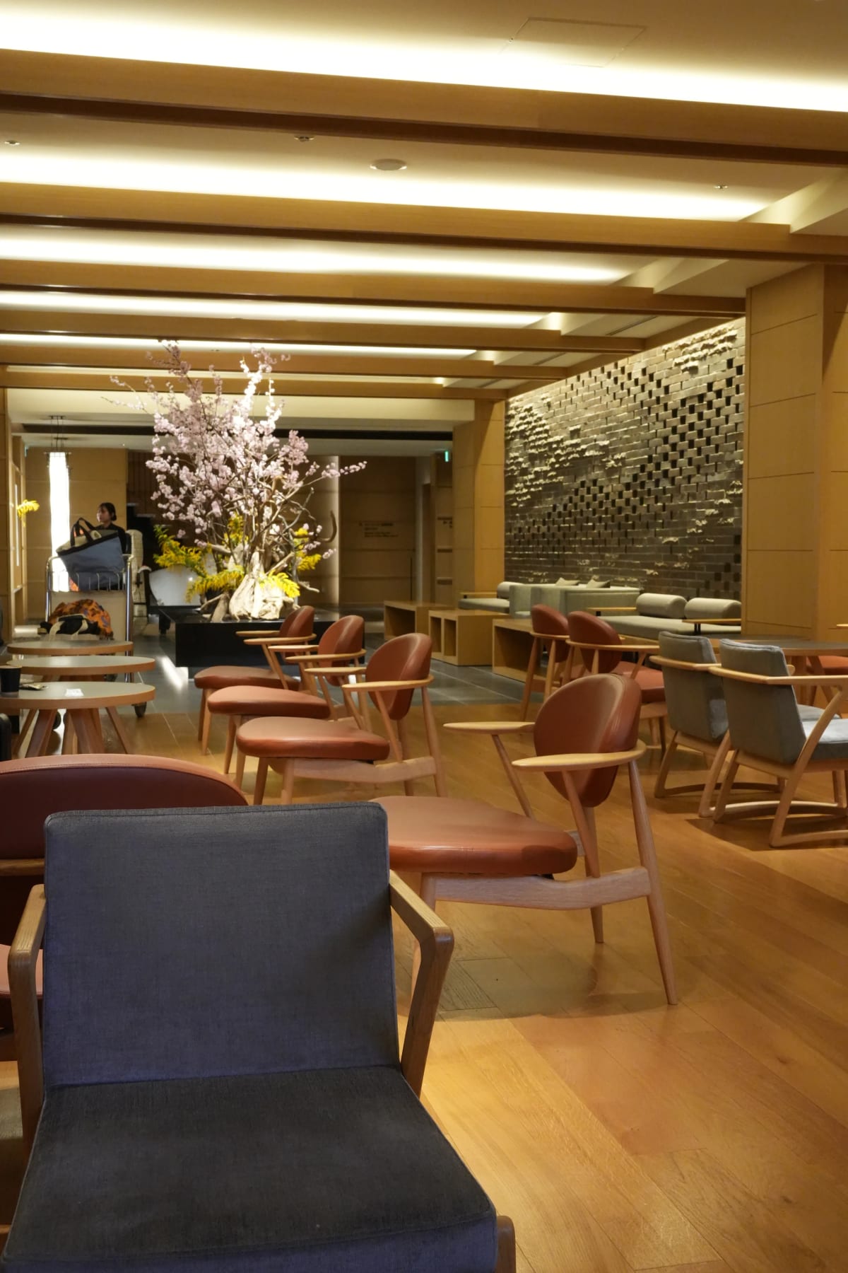 フロントラウンジ、チェックインまでここで待つ