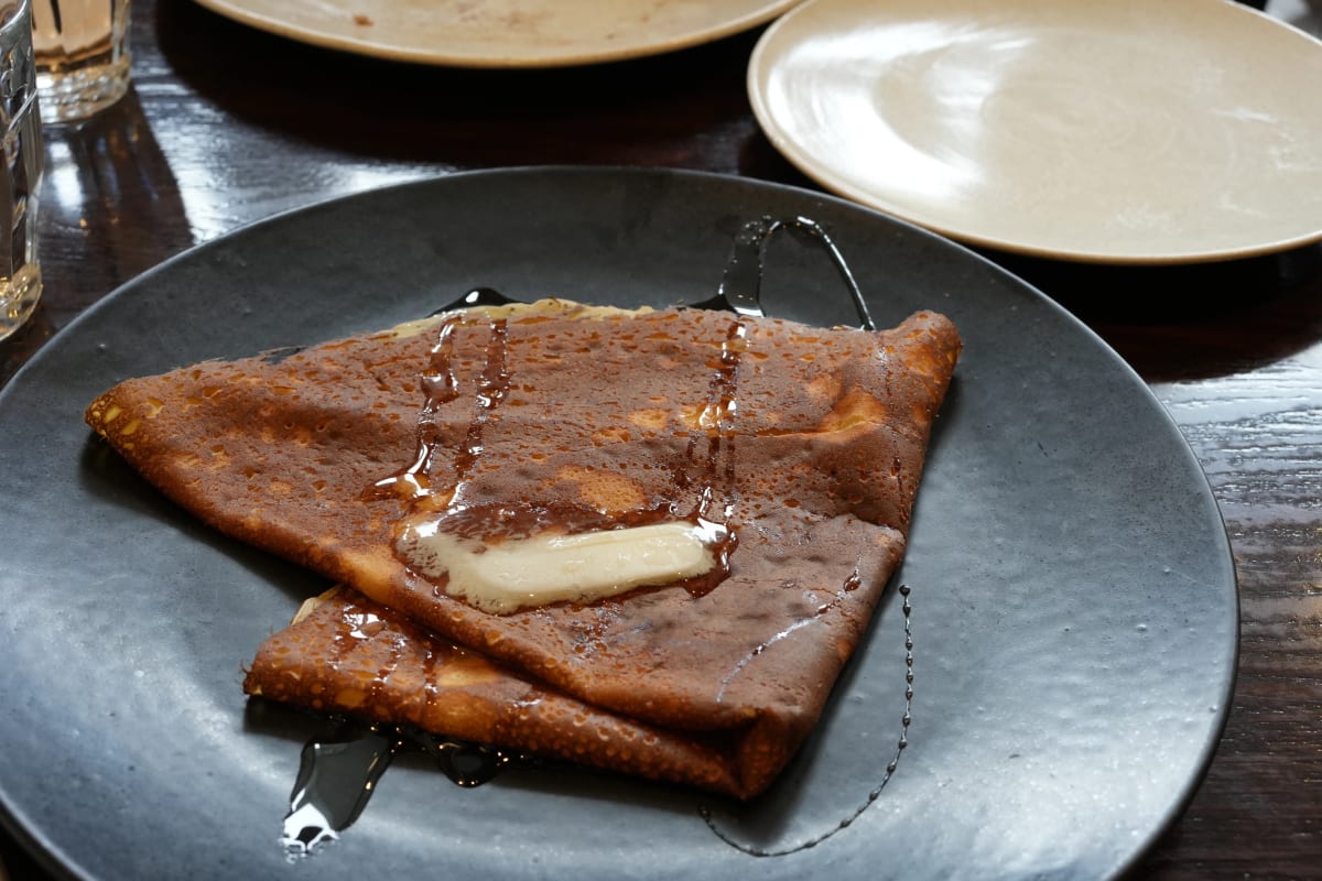 クレープ, シンプルで砂糖と蜂蜜, バターだけだけど生地が美味しいのでこれだけで十分