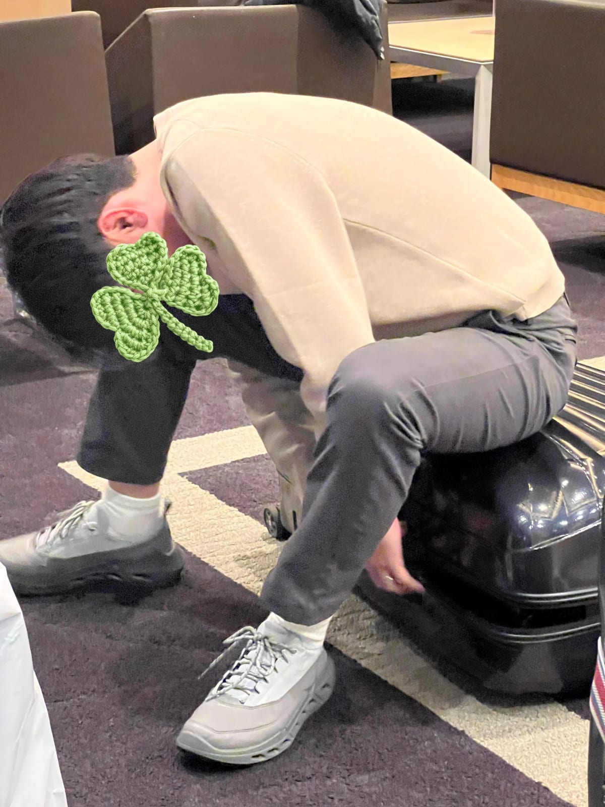 スーツケースが閉まらなくて押し込む図