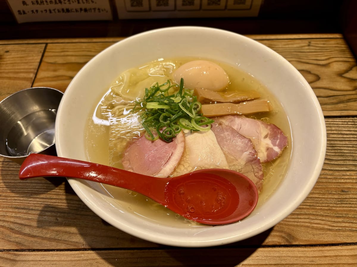 麺屋翔のラーメン, 5種類のチャーシューが乗っている (4種類かも)