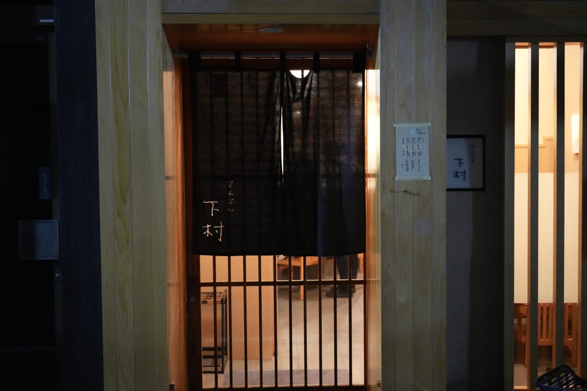 店内はカウンター席で写真は遠慮して取らなかったので外からの写真