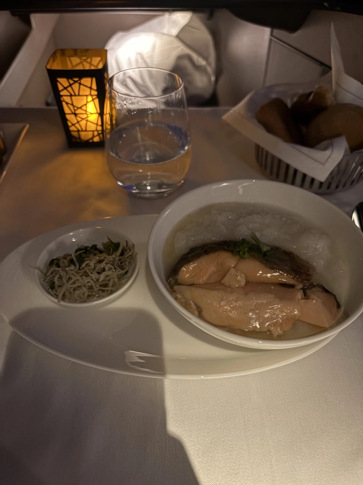 機内食、鮭のおかゆ。ほろほろ。