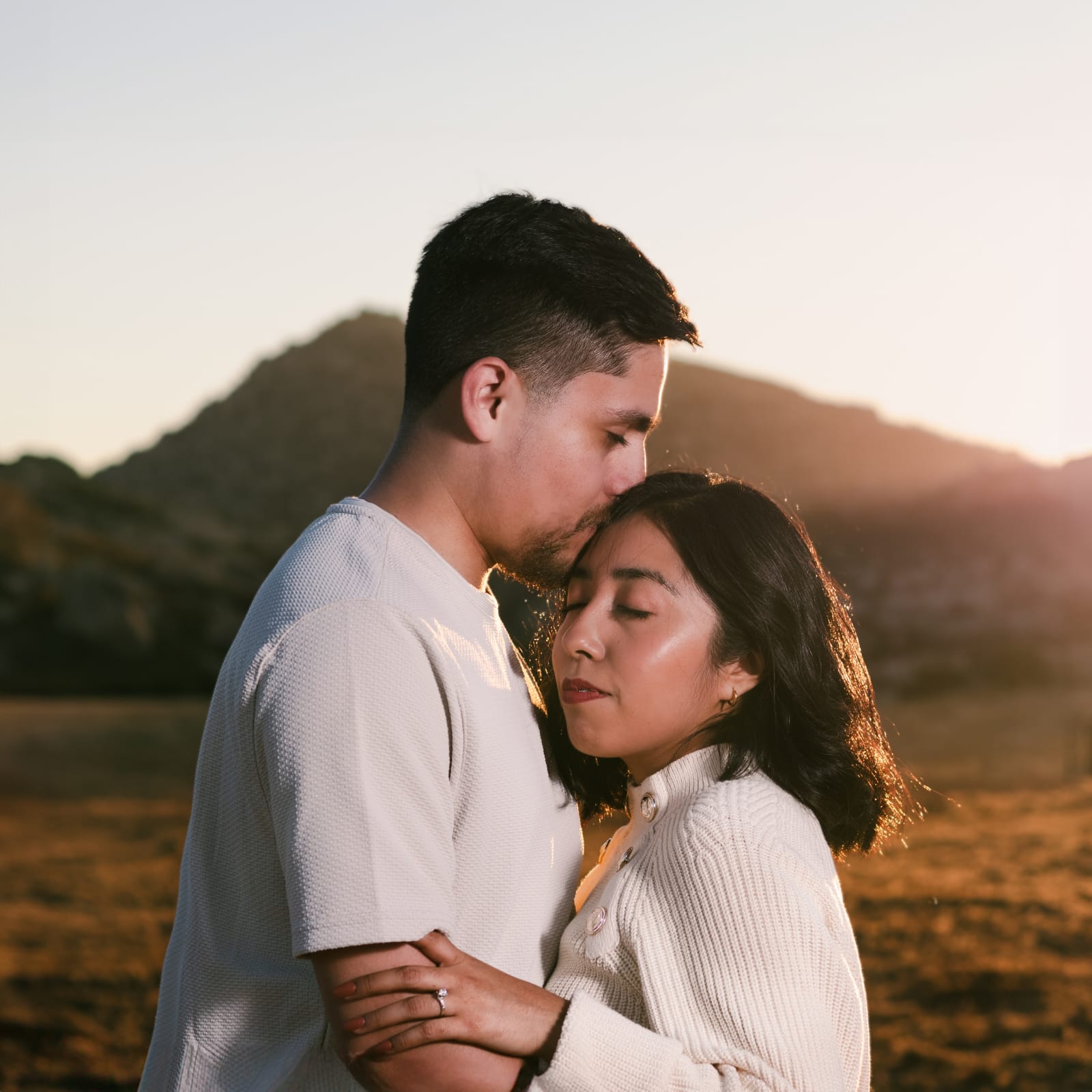 Pareja abrazándose