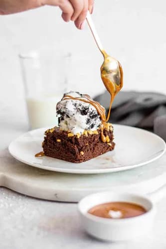 Brownie con helado y salsa de caramelo