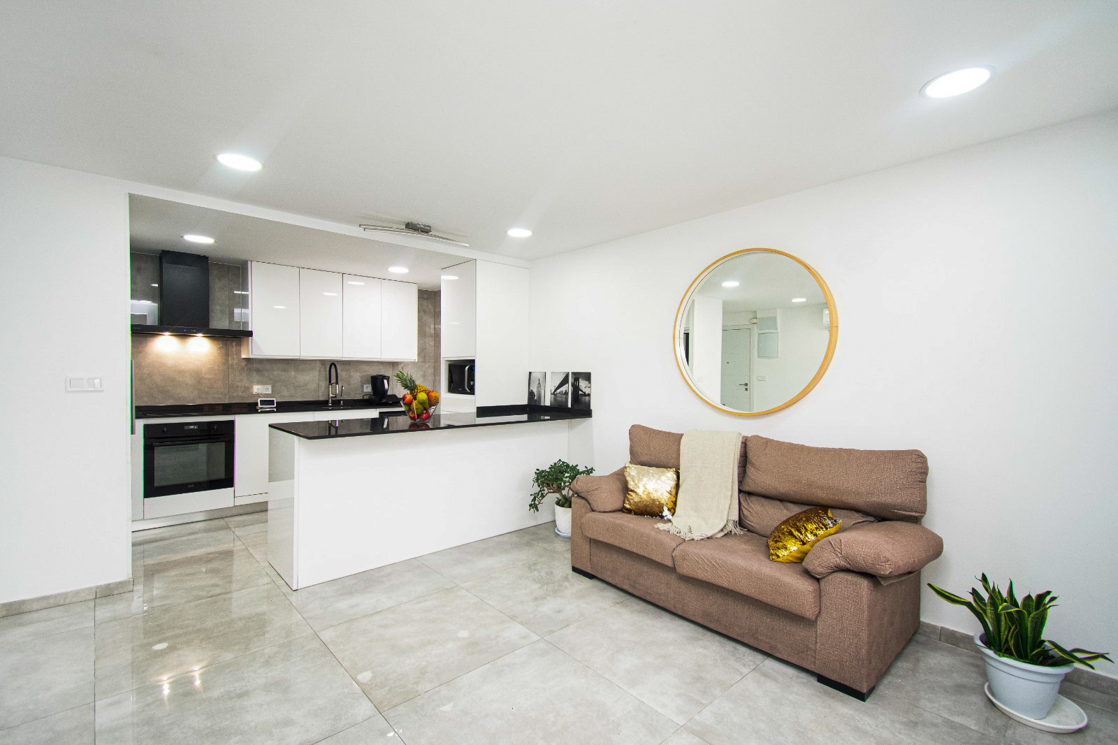 Piso exterior reformado junto a Santa Catalina – listo para entrar a vivir