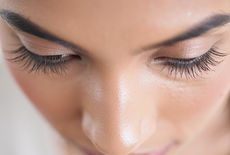 كيفية الحصول على رموش كثيفة وصحية