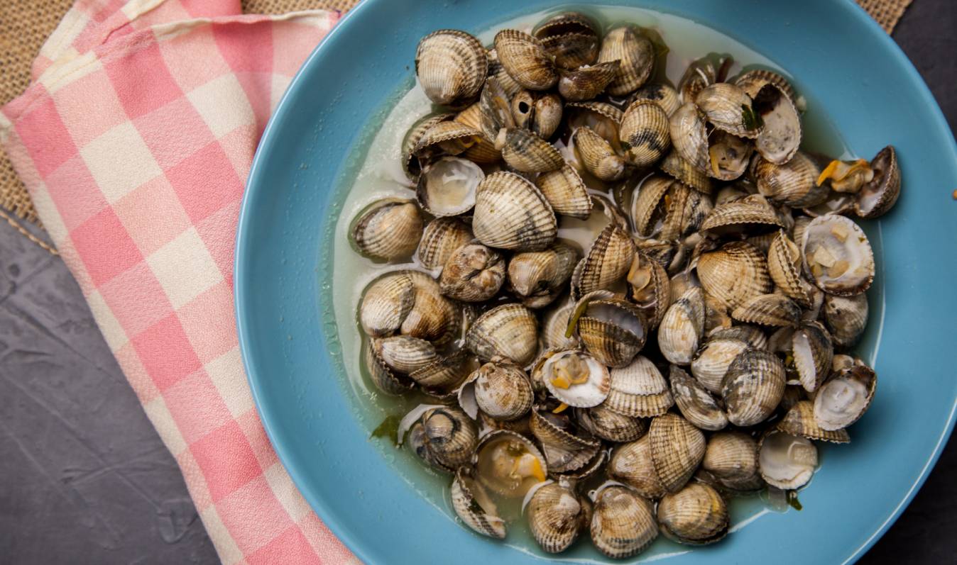 Berberechos con viño branco e manteiga de allo