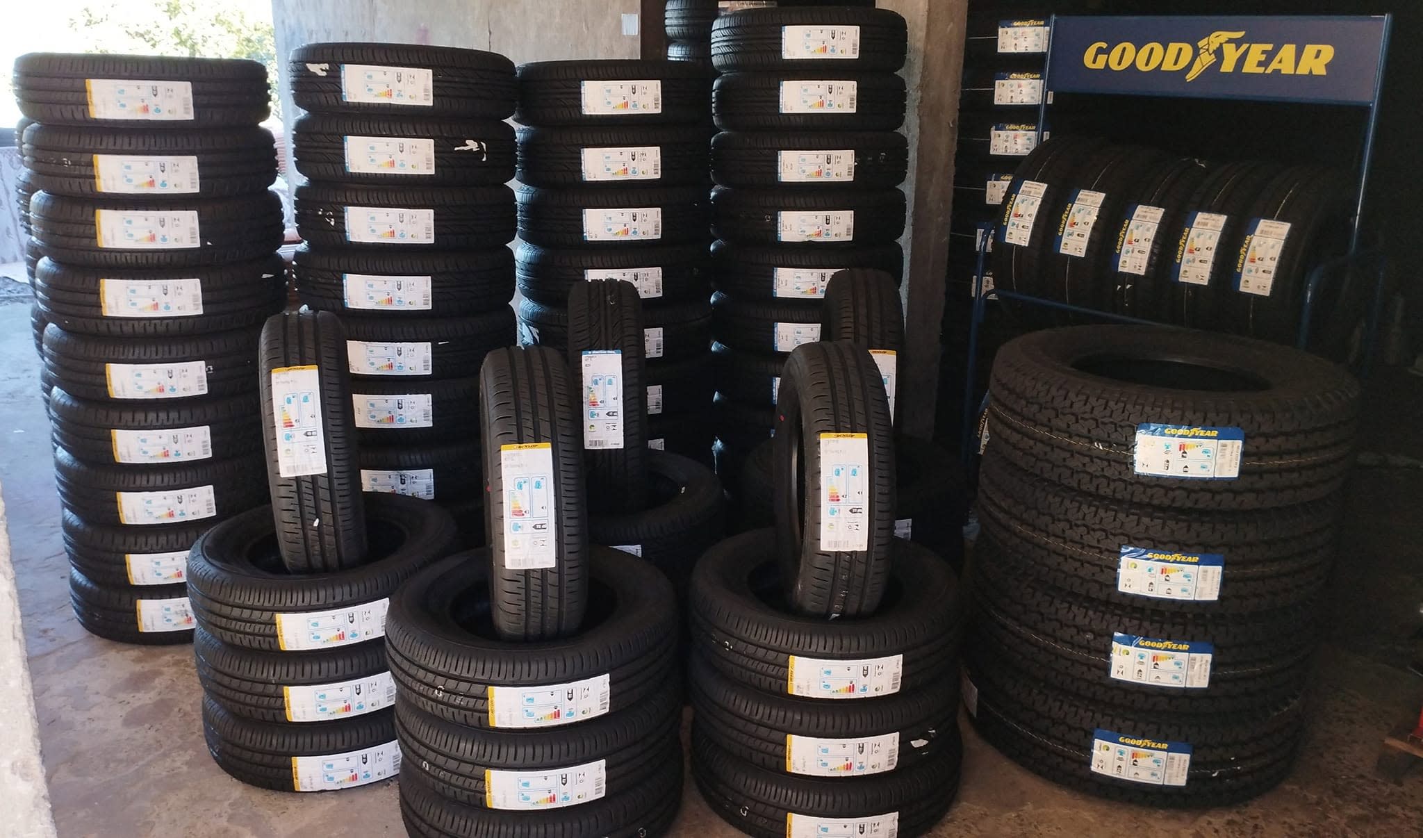 Variedade de pneus disponíveis para consulta