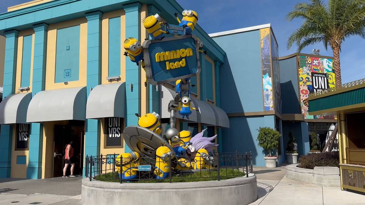 Universal Studios minions land.jpg