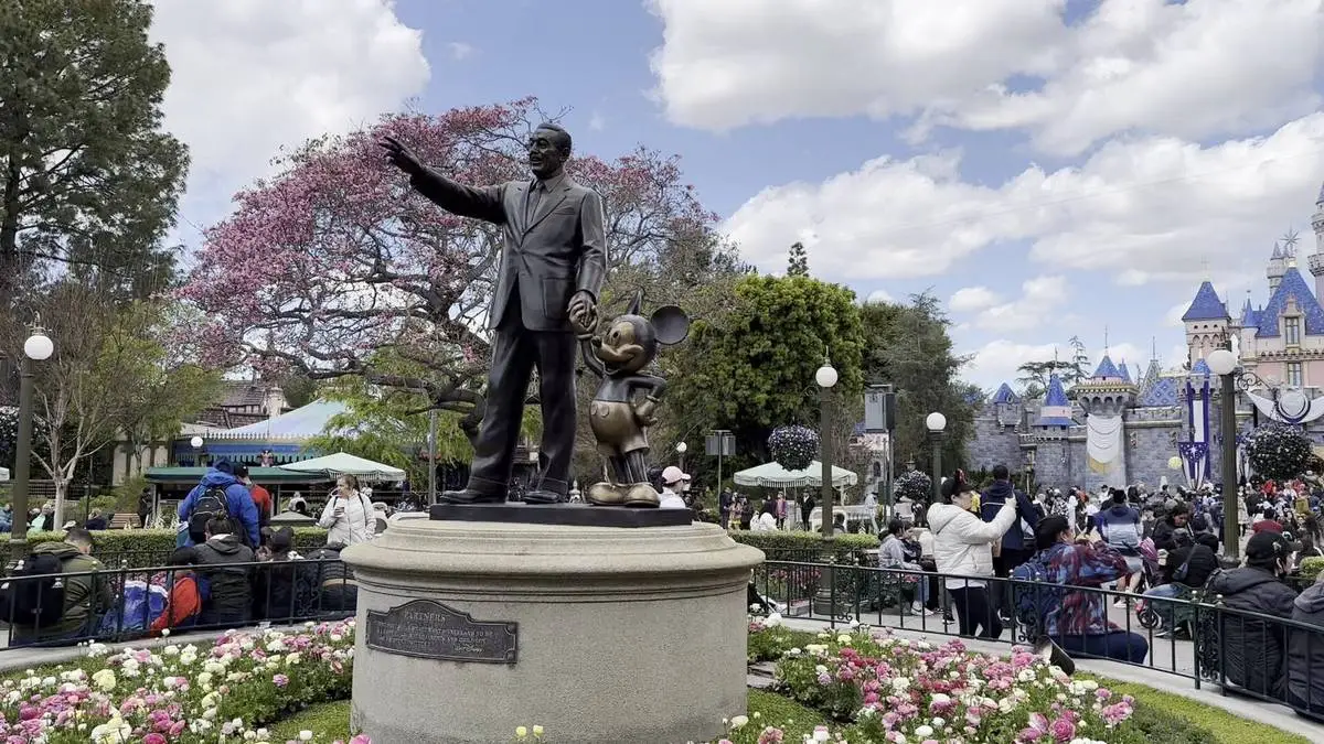 Disneyland Main Street USA Walt statue.webp