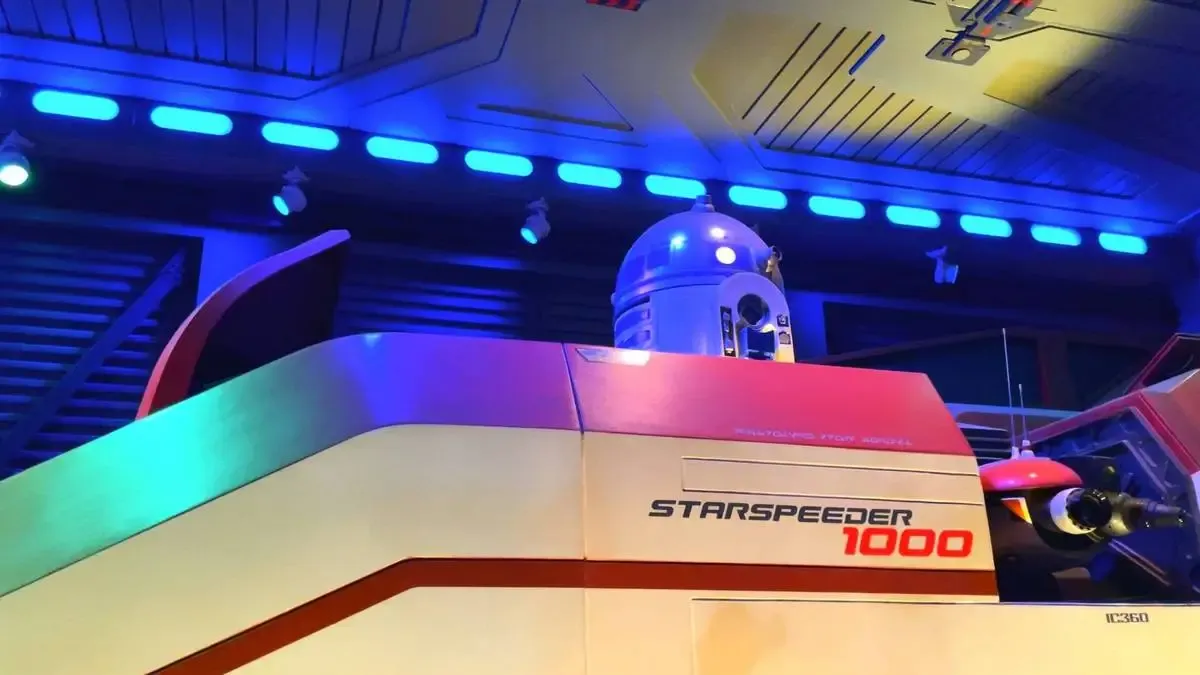 Hollywood Studios Star Tours R2D2.webp