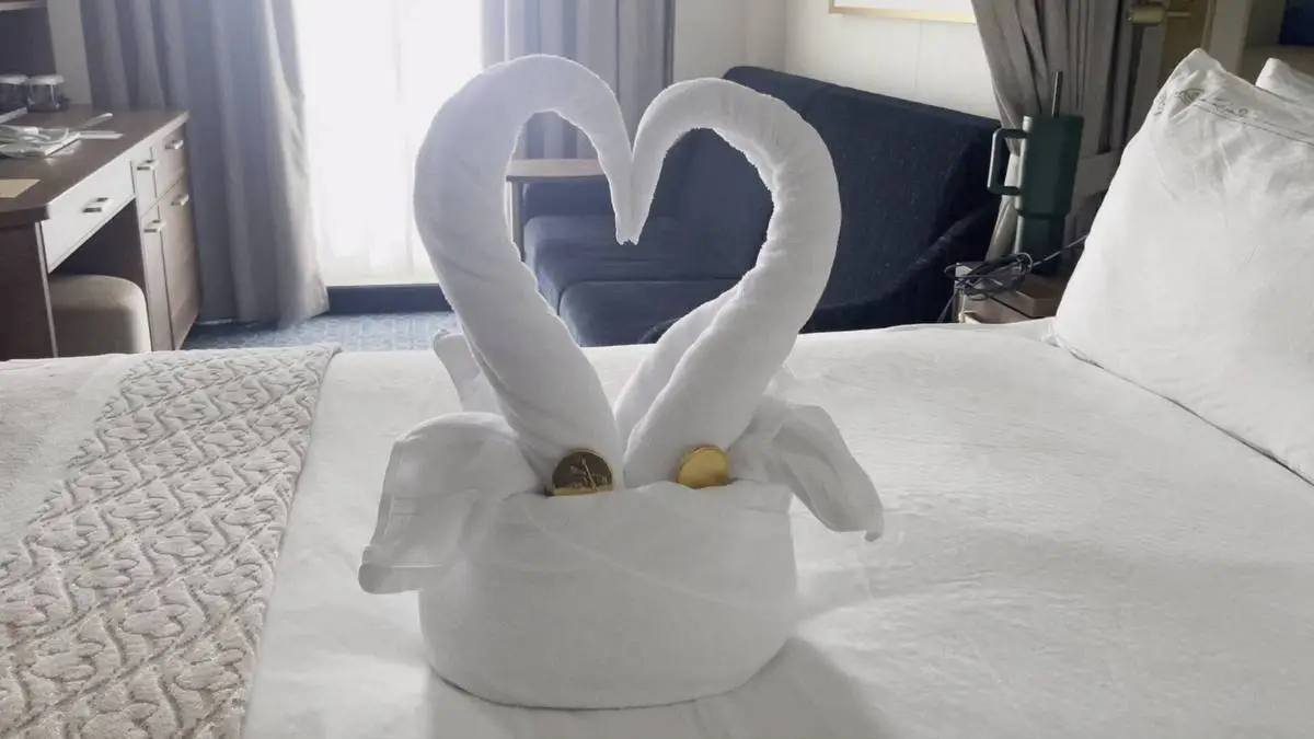 Disney Cruise Line staterooms bed.webp