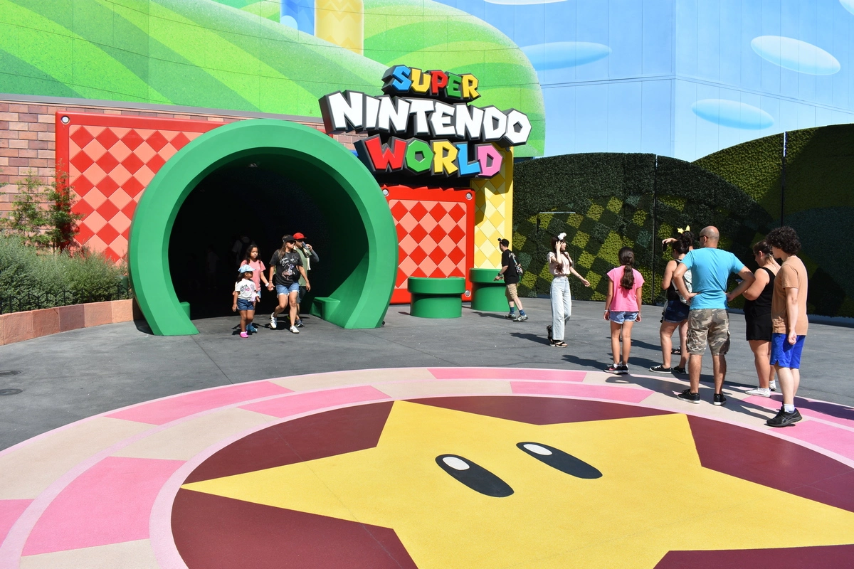 Super Nintendo World entrance pipe.webp