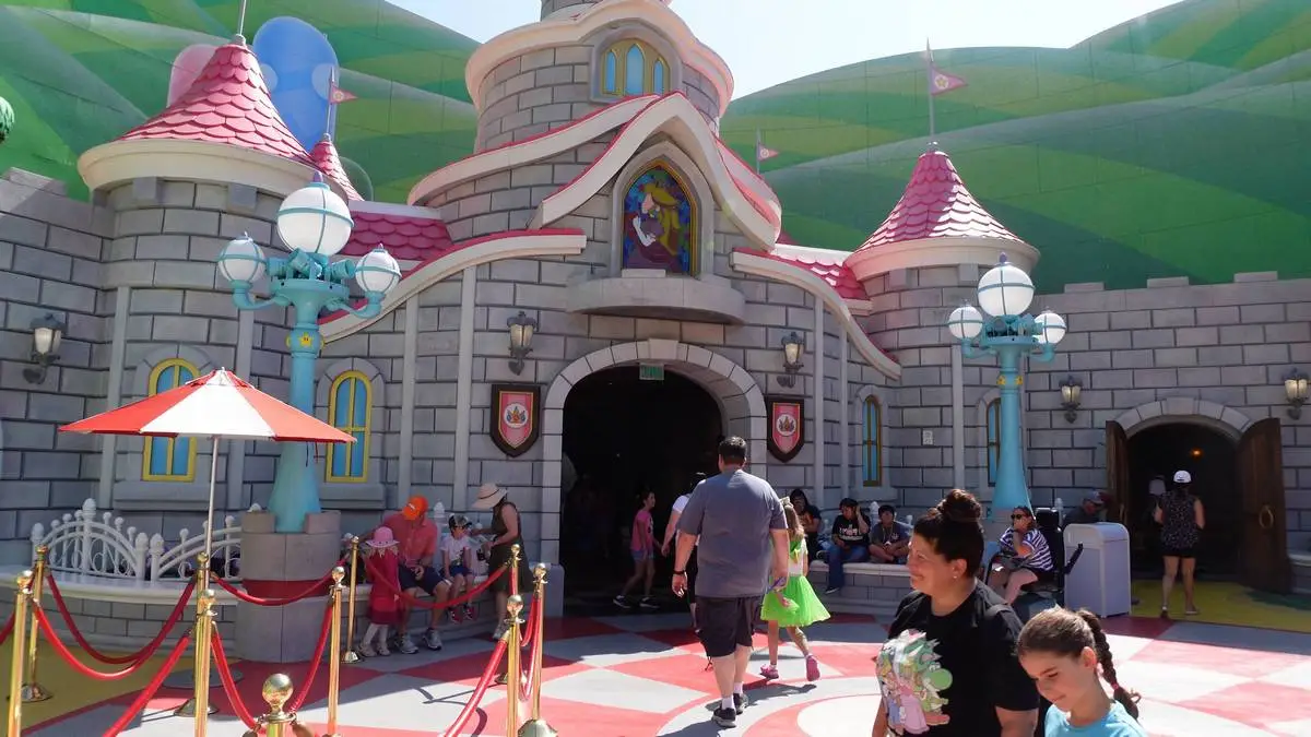 Super Nintendo World Peach Castle.webp