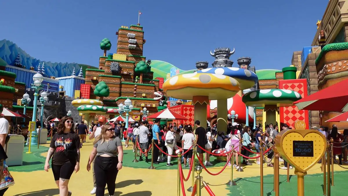 Super Nintendo World plaza.webp