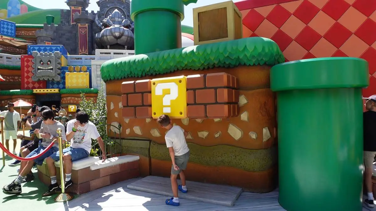 Super Nintendo World power up block.webp