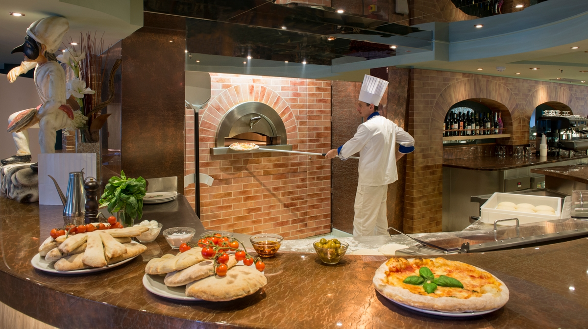 MSC Cruise Line pizza food.webp