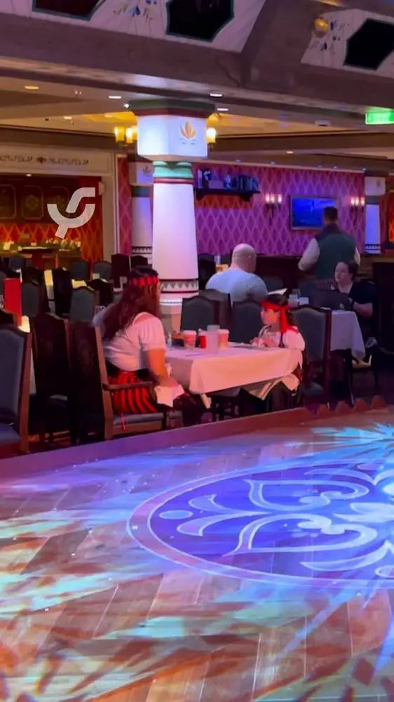 Disney-Wish-Arendelle-restaurant-tables.webp