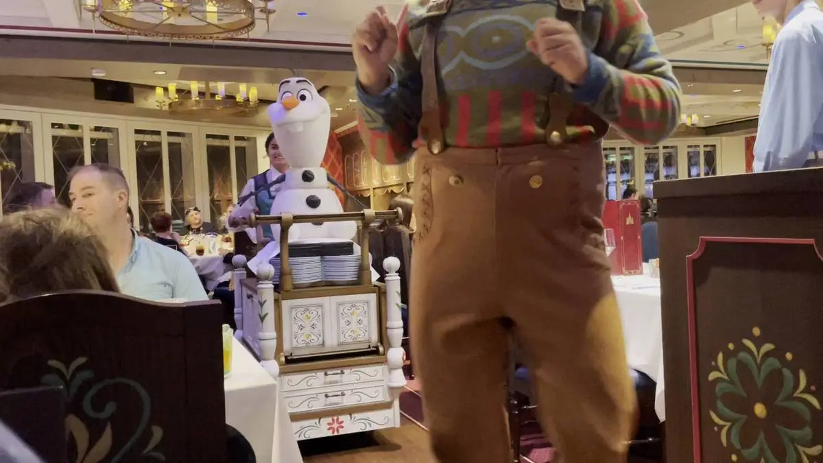 Disney Wish Arendelle Frozen Dining Olaf.webp