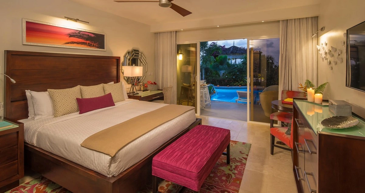 Sandals Halcyon Beach room night.webp